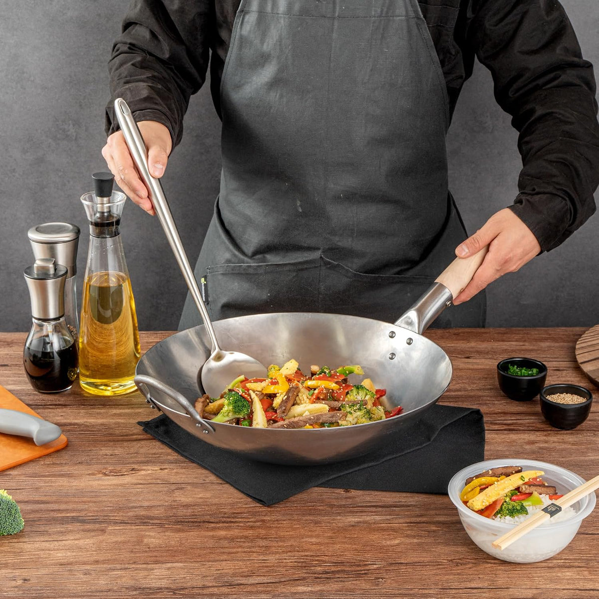 Restaurantware Stainless Steel Wok Spatula 1 Count 17 Inch Long Handle Cooking Utensil, Heat-Resistant, Dishwasher-Friendly Wok Accessory, Silver Kitchen Tool for Stir-Fry